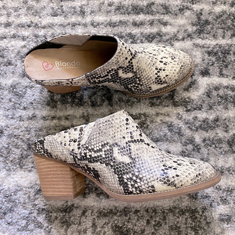 Blondo Snakeprint waterproof mules